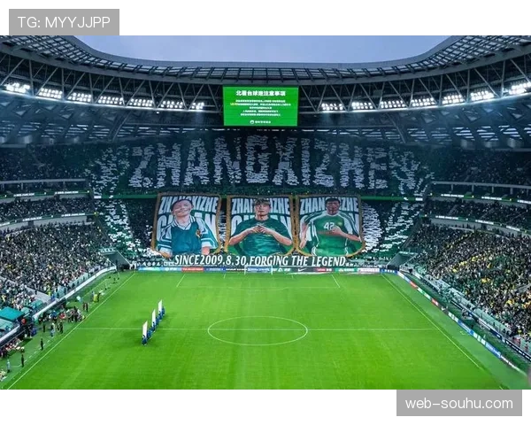 特写:热那亚球迷团体制作巨幅tifo,致敬俱乐部历史上的传奇边锋